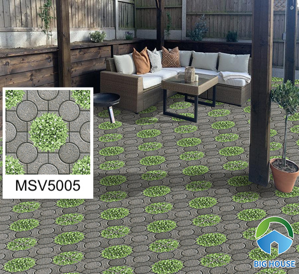 Mẫu gạch lát sân vườn giá rẻ Mikado MSV5005 họa tiết ở giữa là khóm cỏ tự nhiên, xung quanh là những hình tròn xám ấn tượng. Từ đó, tạo thành một bức thảm gạch đầy tinh tế và thu hút ánh nhìn từ người đối diện.